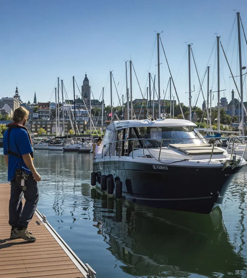 Image d'un homme et d'un bateau
