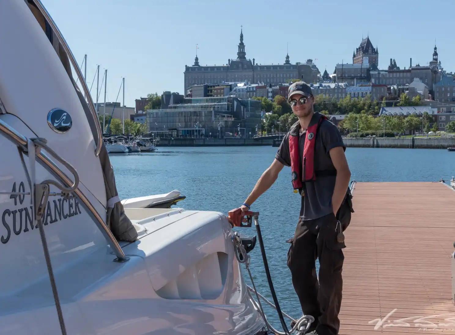 Image of a men putting gas in his boat