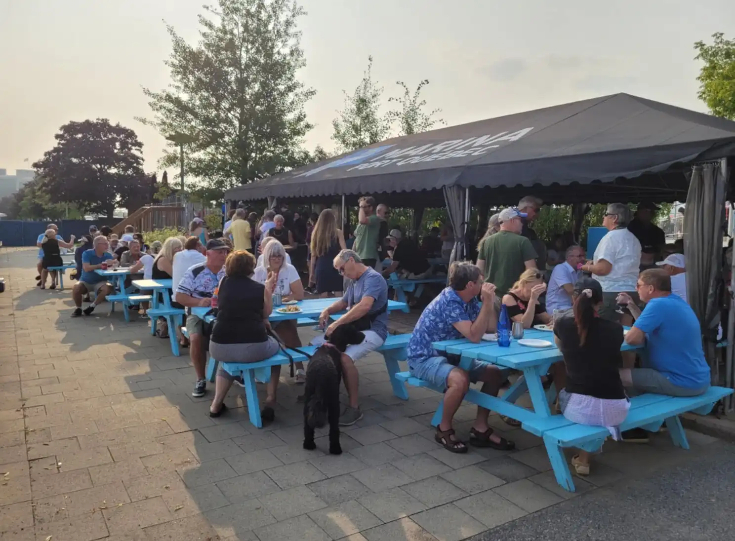 Image de gens qui profite de la marina et de ces activitées