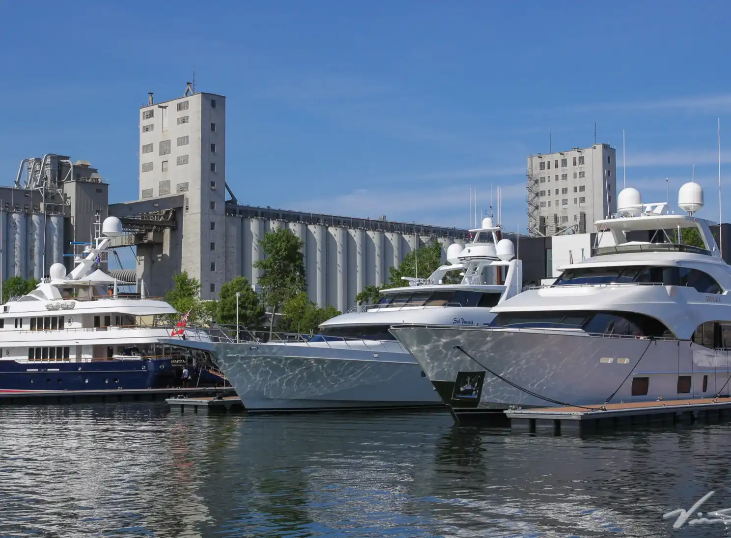 Image de yachts dans la marina du port